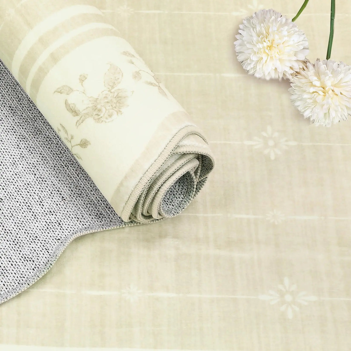 Foldable Stain Resistant Polyester Area Rug For Modern Spaces